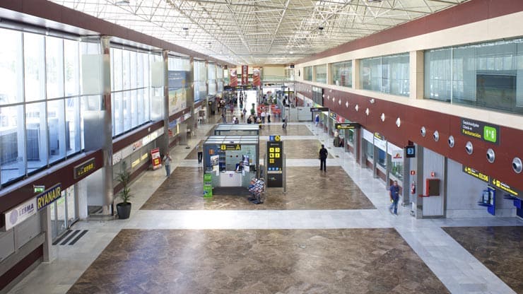 interior terminal de pasajeros